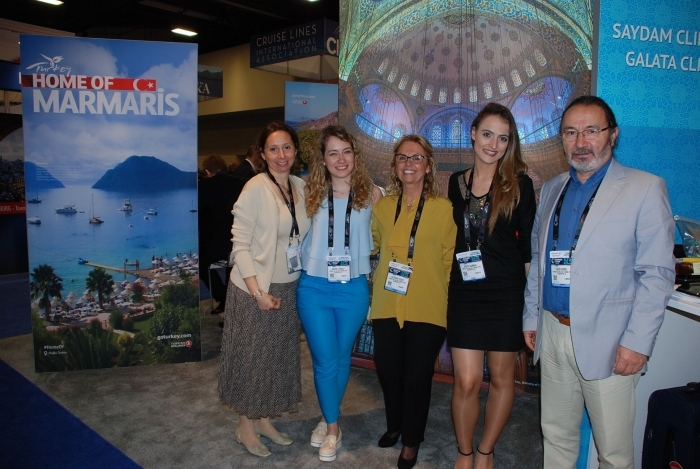 Esra Tuncay, Merve Tuncay, Lalehan Tuzer, Beste Kumsal e Ugur Gurel, do Escritório de Turismo de Washington Esra Tuncay, Merve Tuncay, Lalehan Tuzer, Beste Kumsal e Ugur Gurel, do Escritório de Turismo de Washington