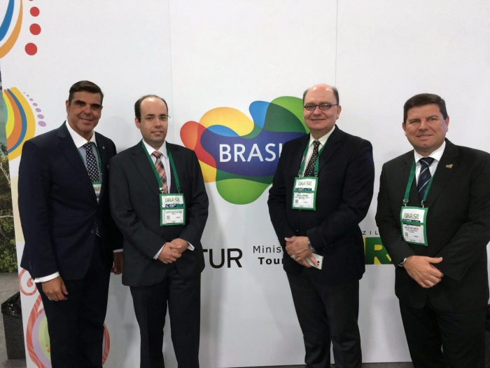 Marco Lomanto, da Embratur, Alexandre Fontenelle, consul do Brasil em Miami, Miguel Jeronimo, da Embratur, e Agnaldo dos Santos, de Itajaí Marco Lomanto, da Embratur, Alexandre Fontenelle, consul do Brasil em Miami, Miguel Jeronimo, da Embratur, e Agnaldo dos Santos, de Itajaí