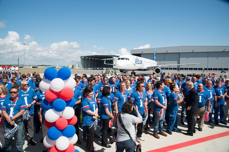 Enquanto a primeira aeronave foi entregue, existem outras nove na linha de montagem Enquanto a primeira aeronave foi entregue, existem outras nove na linha de montagem