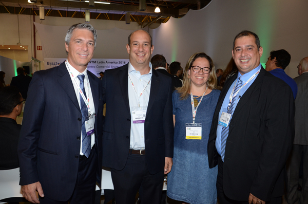 Alex Calabria e Alexander Hain, da Royal Caribbean, com Maria Luiza Martins, da 4Go, e Adriano Gomes, da CVC