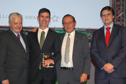 Alexandre Monteleone, da Decolar.com recebe de Mario Carvalho, Luiz Mór e Gil Trigo prêmio Top Tap