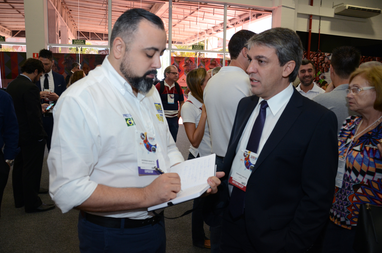 Anderson Masetto, do M&E, com Fernando Santos, presidente da Aviesp