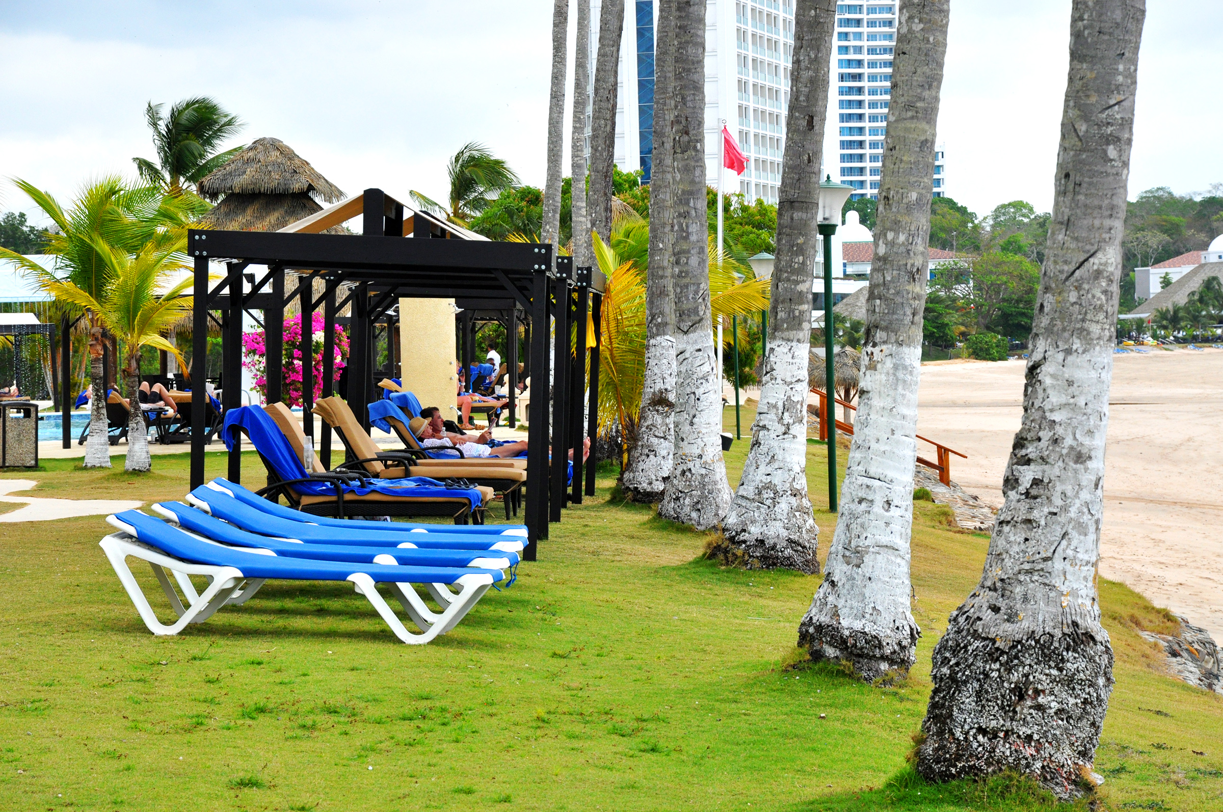 Após o almoço, por que não relaxar nas espreguiçadeiras em frente a praia? Após o almoço, por que não relaxar nas espreguiçadeiras em frente a praia?
