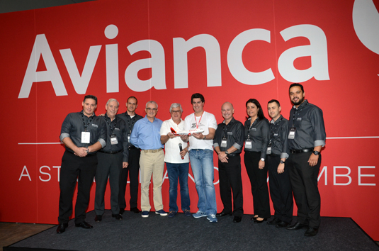 Avianca presenteia Juarez Filho com maquete de um dos seus aviões_