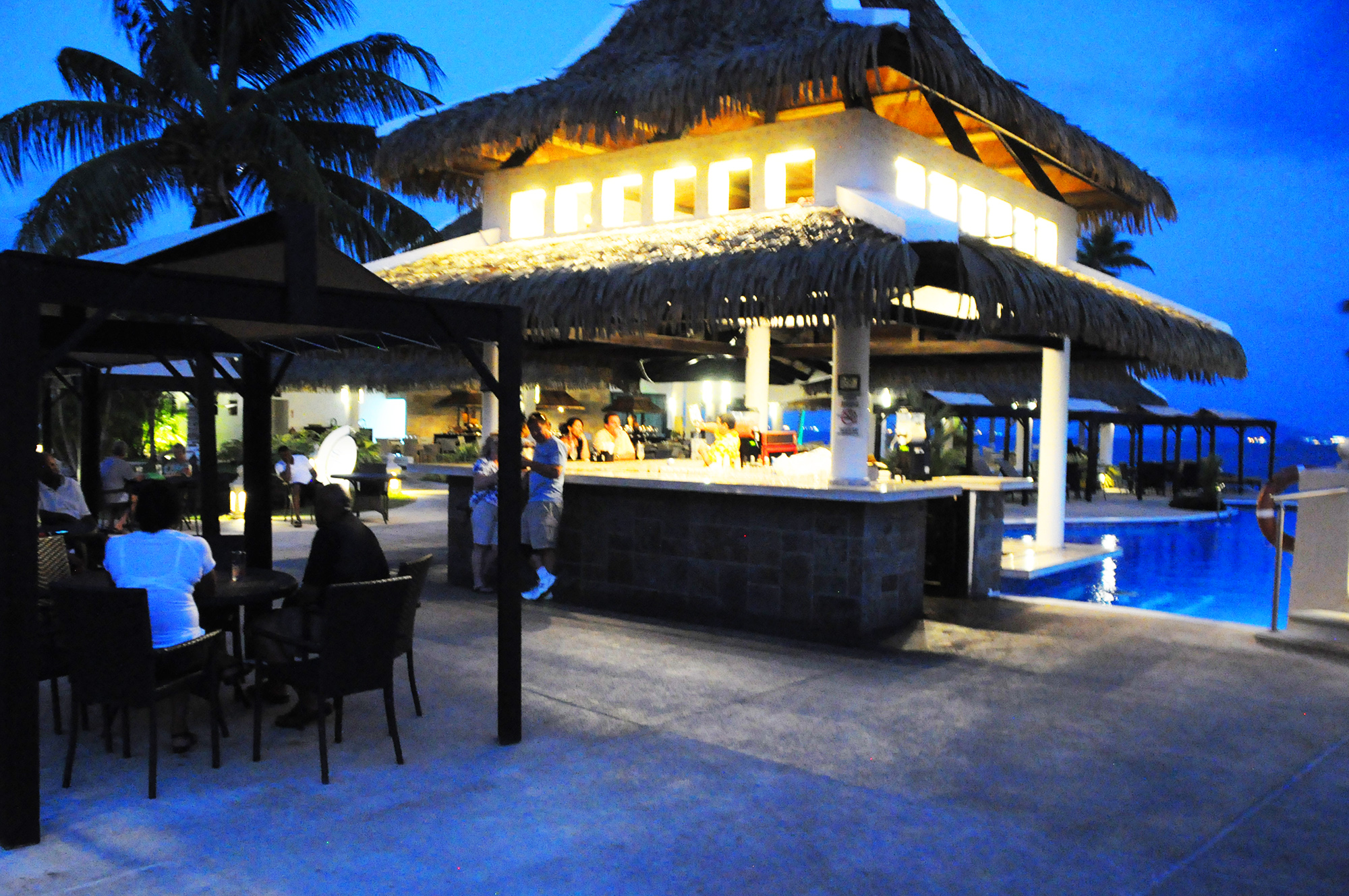 Bar da piscina durante a noite Bar da piscina durante a noite