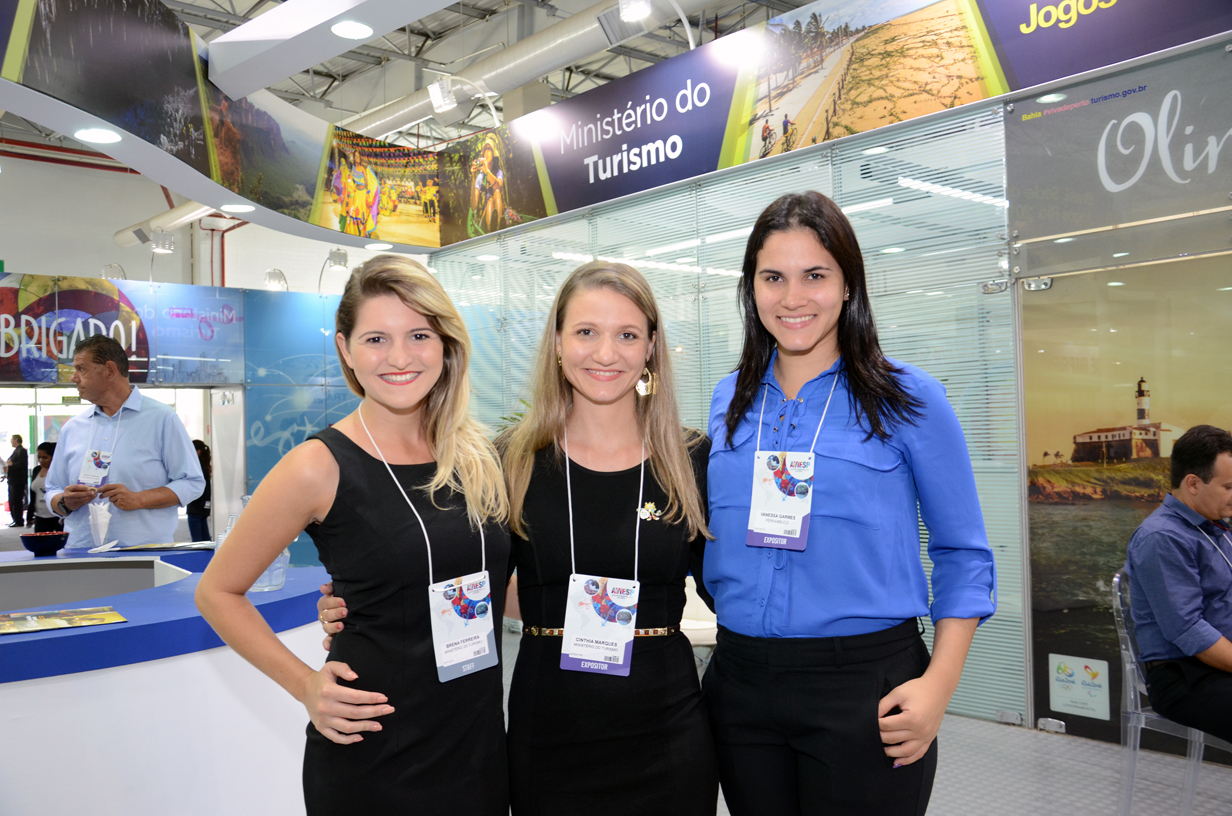 Brena Ferreirae Cinthia Marques, do MTur, e Vanessa Garmes, da Empetur