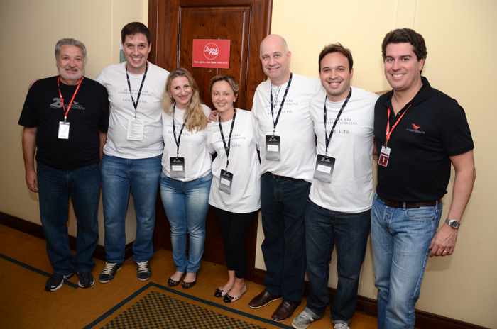 Cacalo Destro e Juarez Neto, da Ancoradouro, com a equipe da TAM