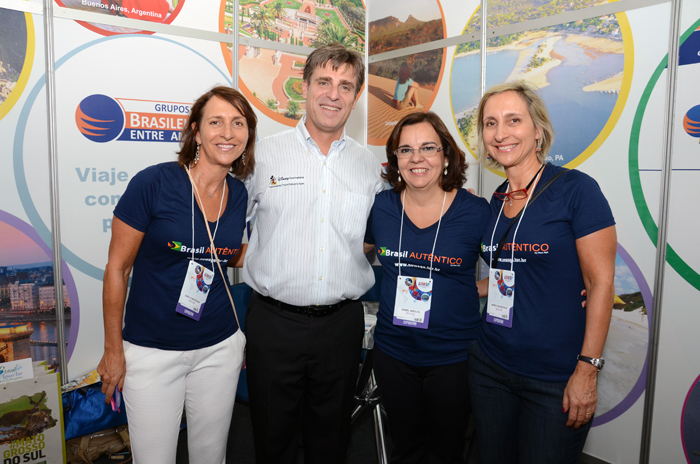 Carla Davidovich, Isabel Indolfio, e Ingrid Davidovich, da New Age, com Patrick Yvars, da Disney
