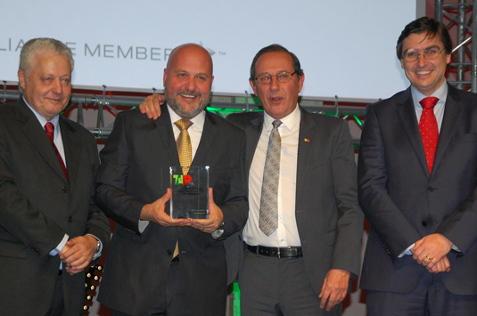 Carlos Vasquez, da Esferatur recebe prêmio de Mario Carvalho, Luiz Mór e Gil Trigo, da Tap