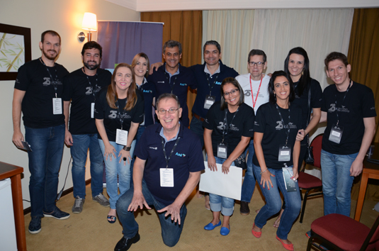 Cassio Oliveira, da Ancoradouro com a equipe da Azul e agentes de viagens