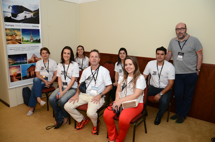 César Galve, da Mapaplus Tour Operador, com os agentes de viagens
