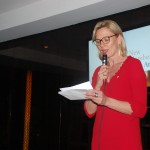 Julia Geiffers discursando sobre a aproximação com o Brasil