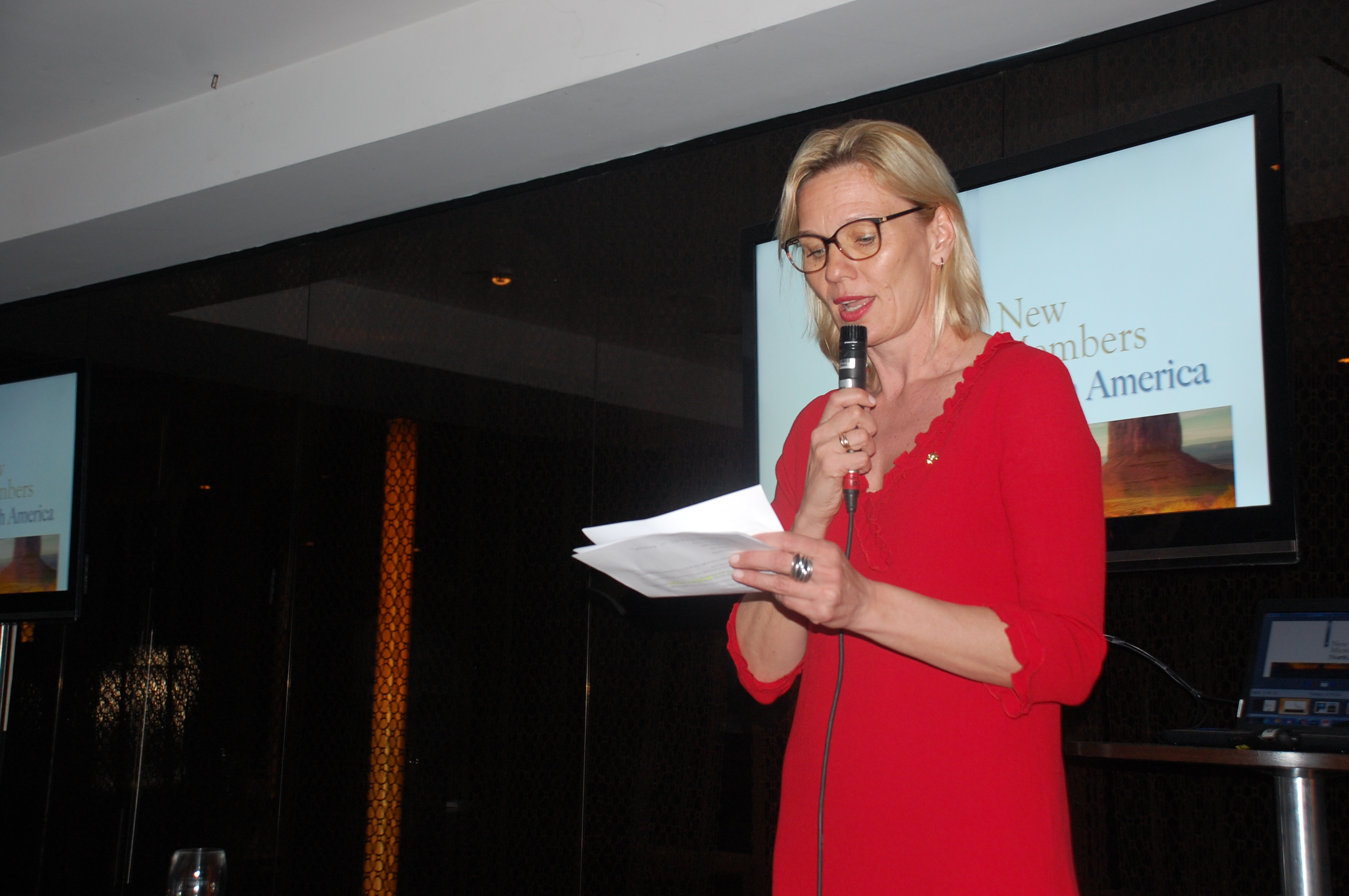 Julia Geiffers discursando sobre a aproximação com o Brasil