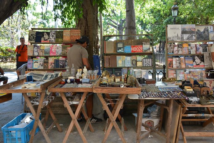 Praça de Armas traz feira de antiguidades