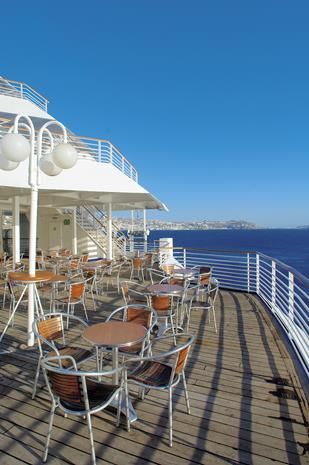 Deck tem vista para popa do navio Deck tem vista para popa do navio