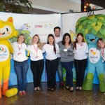 Equipe da TAM com mascotes dos Jogos Olímpicos Rio 2016