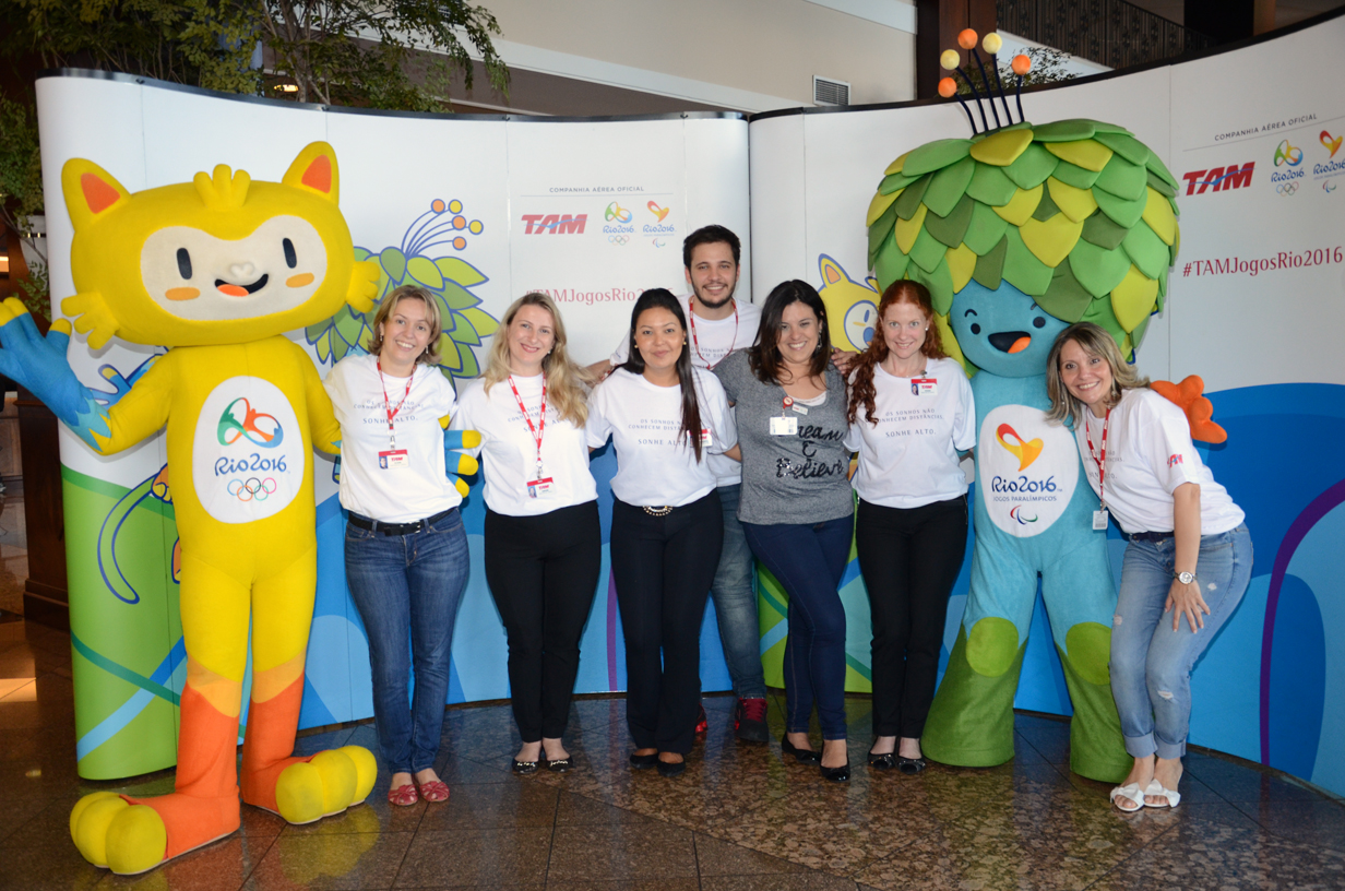 Equipe da TAM com mascotes dos Jogos Olímpicos Rio 2016