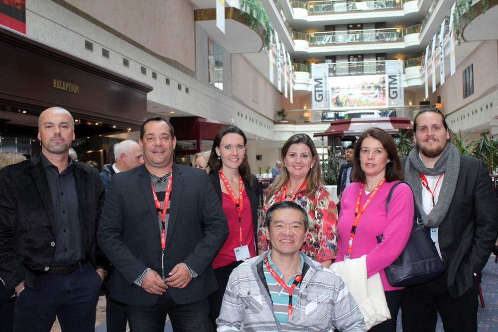 Equipe de operadores do Brasil com Margaret Grantahm, da DZT