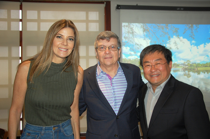 Fabiana Scaranzi, Rodrigo Trujillo, da Discover the Palm Beaches, e Carlos Koga, da Revista Avianca e autor do livro "Uma Viagem pela Flórida"