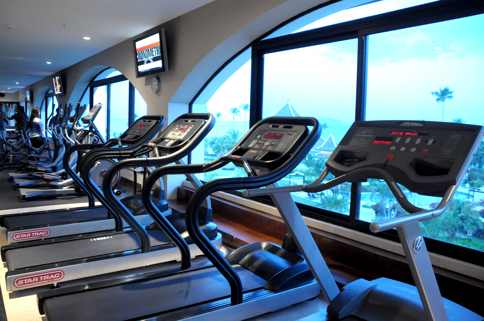 Fitness Center tem vista para a área externa do resort Fitness Center tem vista para a área externa do resort