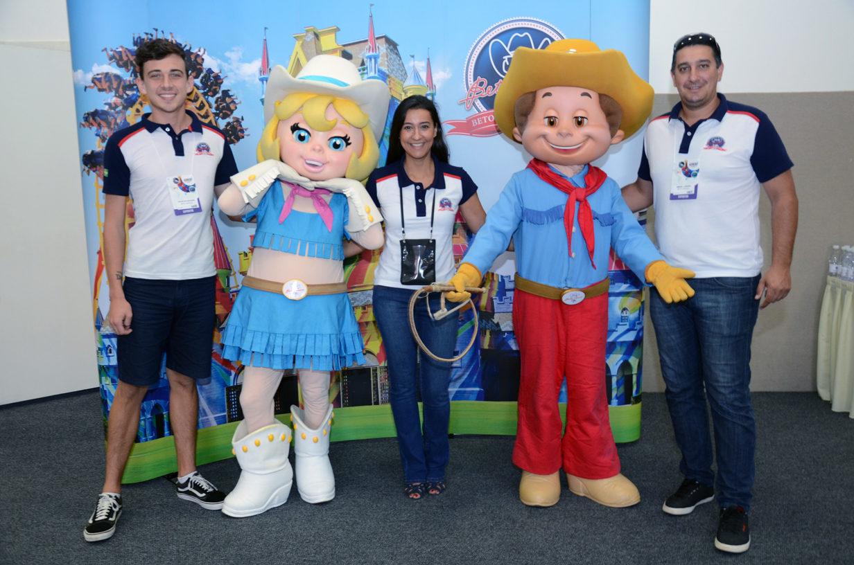 Heverton Saenger, Rafaela Marques, e Ismael Longen, do Beto Carrero World