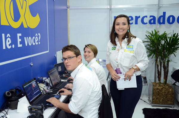 Igor Regis, Lisia Minelli e Natalia Strucchi no estande do M&E