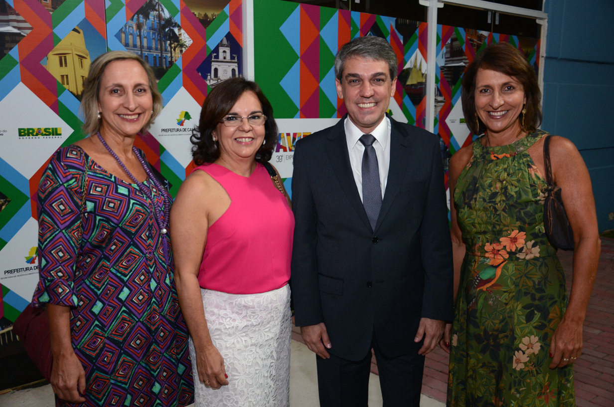 Ingrid Davidovich, Isabel Indolfo e Carla Davidovich, da New Age, com Fernando Santos, presidente da Aviesp