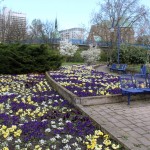 Jardins bem cuidados enfeitam os parque