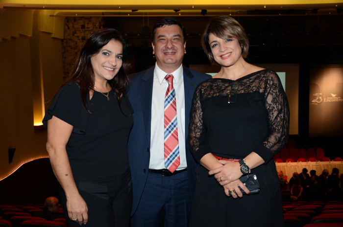 Jefferson Munhoz entre Rosângela Morales e Angela Figueiredo, do Bourbon