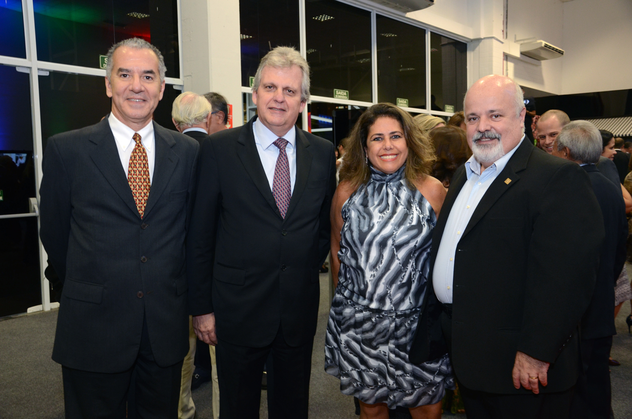 João Sabino e Edmar Bull, da Abav Nacional, Evandro Alves Lopes de Oliveira, presidente da Avirrp, e sua esposa Cristina Oliveira