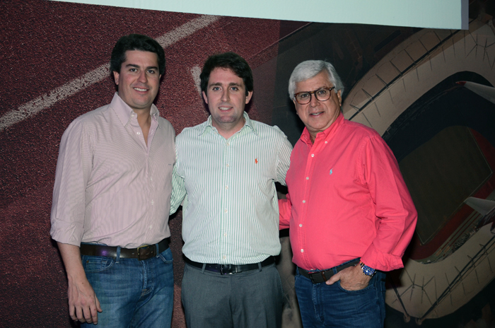 Juarez Neto e Juarez Filho, com Fabio Camargo, da Tam