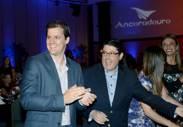 Luciano Macagno e Luiz Henrique Teixeira recepciona os agentes na festa promovida pela Delta