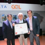 Luiz Henrique Teixeira e Luciano Macagno entregam placa em homenagem aos 25 anos do Encontro Ancoradouro