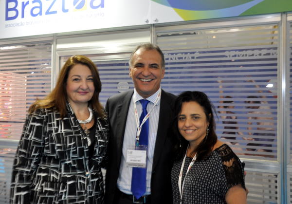 Magda Nassar e Monica Samia, da Braztoa, com Nelson Pelegrino, secretario de turismo da Bahia