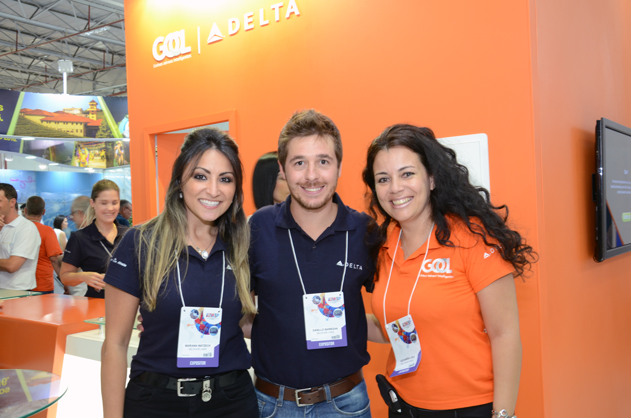 Mariana Watzeck e Danilo Barbizan, da Delta, com Alexandra Cruz, da Gol Linhas Aéreas