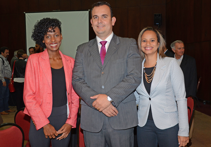 Micheli Brito e Daiana Moreira, da Abracorp, com Marcelo Oliveira, do jurídico da Abav Nacional Micheli Brito e Daiana Moreira, da Abracorp, com Marcelo Oliveira, do jurídico da Abav Nacional