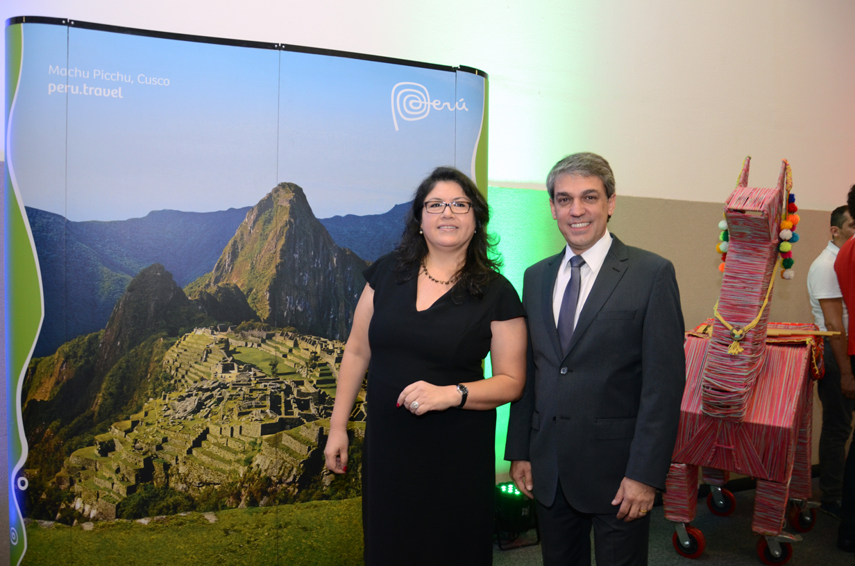 Milagros Ochoa, diretora do Escritório Comercial do Peru no Brasil, e Fernando Santos