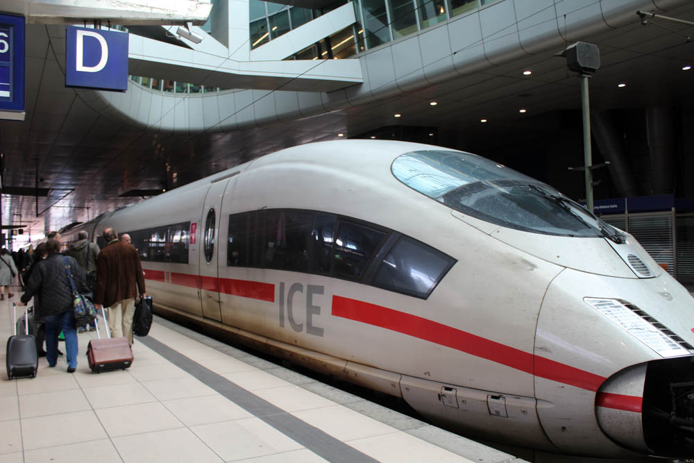 Modernos trens ligam Frankfurt a Magdemburg Modernos trens ligam Frankfurt a Magdemburg