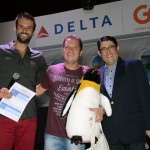 Neto Fernandes, do Visit Orlando e Luiz Henrique Teixeira, da Delta entregam o prêmio para o Silvio Faria, da Tambaú Turismo e Viagens
