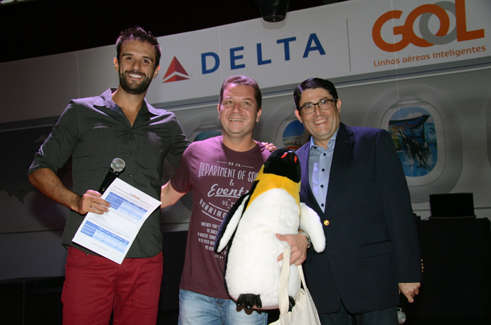Neto Fernandes, do Visit Orlando e Luiz Henrique Teixeira, da Delta entregam o prêmio para o Silvio Faria, da Tambaú Turismo e Viagens Neto Fernandes, do Visit Orlando e Luiz Henrique Teixeira, da Delta entregam o prêmio para o Silvio Faria, da Tambaú Turismo e Viagens