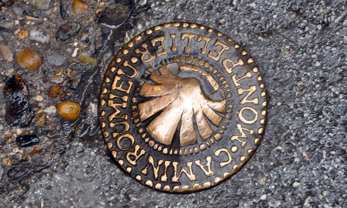 Peça que marca o caminho de Santiago de Compostela na cidade Peça que marca o caminho de Santiago de Compostela na cidade