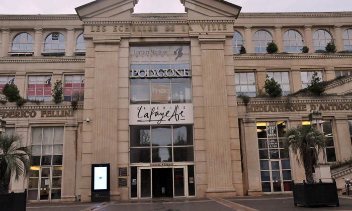 Polygone é um dos principais centros comerciais da cidade Polygone é um dos principais centros comerciais da cidade