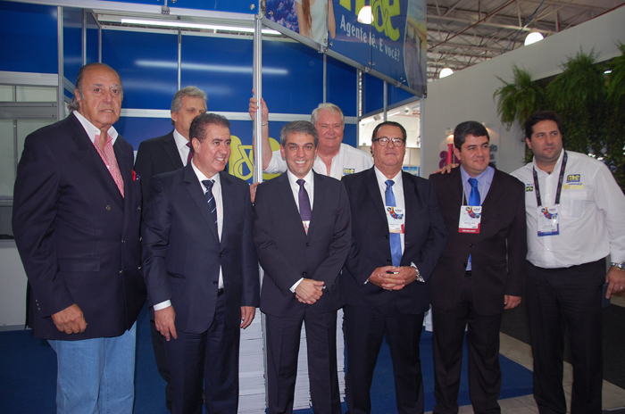 Prefeito de Campinas e autoridades no estande do M&E