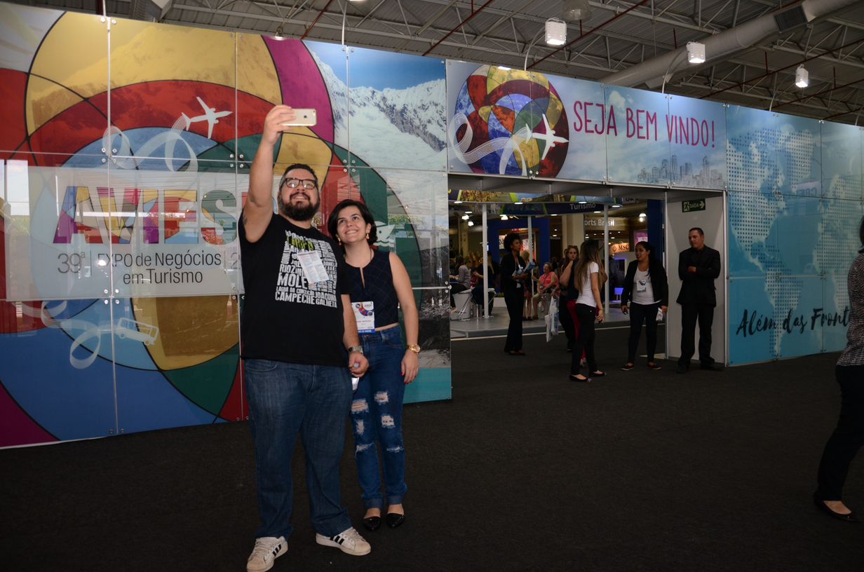 Rafael Barros e Isabel Marques, da Sertur, fazem selfie na entrada da Aviesp Expo