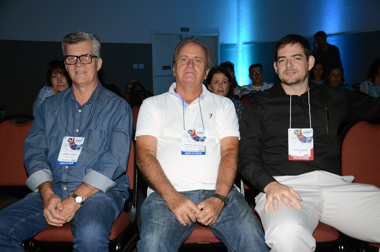 Roberto Simões, da Santiago Turismo, e Geraldo Alves Cintra, da Geral Lineas, e Thiago Rampone, da Aviesp