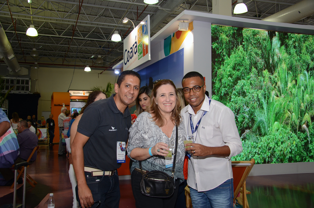 Ronaldo Coelho, da Ancoradouro, Claudia Nogueira, da Wings Turismo, e Eduardo Jeremias, da Planeta Turismo