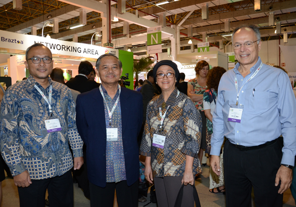 Tonny Hendriawan, do ITPC, Toto Riyanto, Embaixador da Indonésia, Herryudati Riyanto, e Paulo Camiz de Fonseca, Cônsul da Indonésia em SP