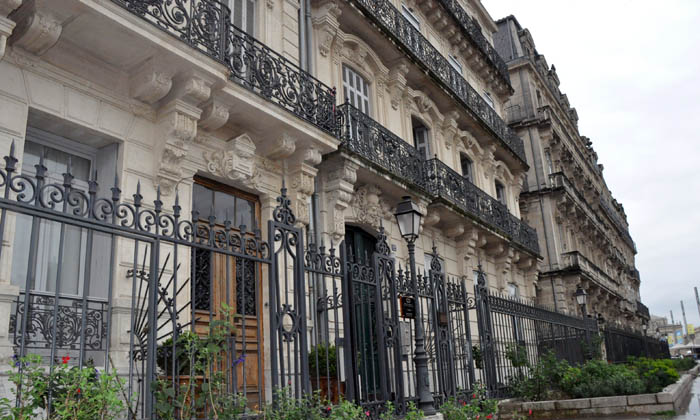 Traços da arquitetura espanhola na cidade francesa Traços da arquitetura espanhola na cidade francesa