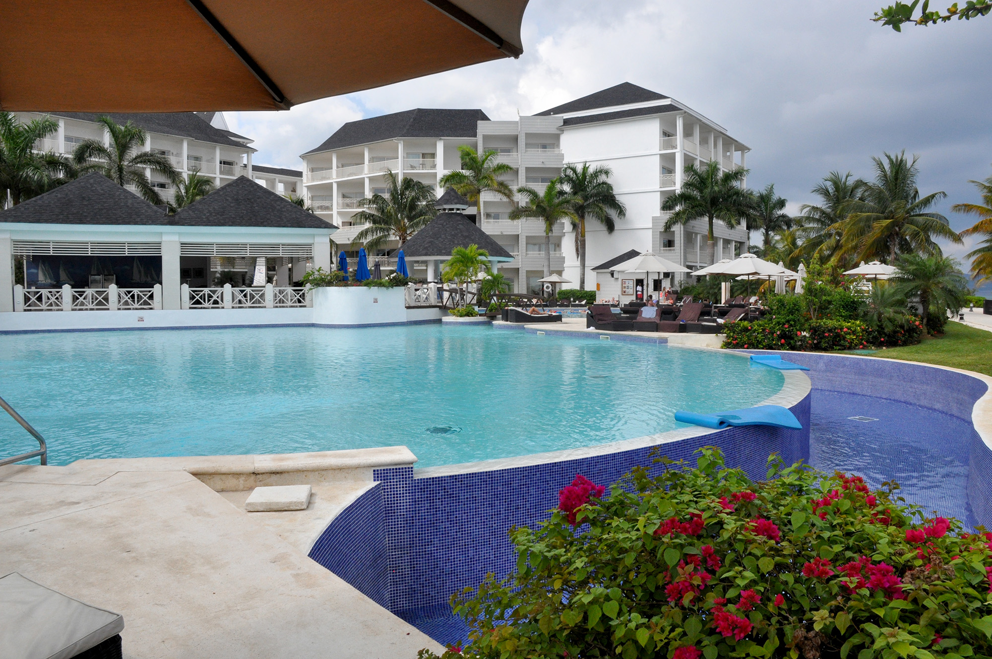 Uma das piscinas do Secrets Jamaica Uma das piscinas do Secrets Jamaica