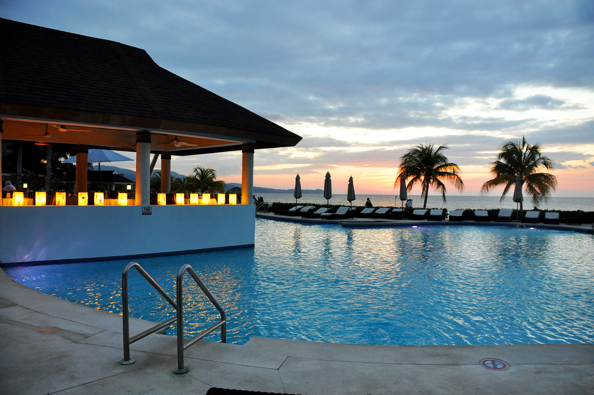Uma das piscinas do Secrets ao anoitecer Uma das piscinas do Secrets ao anoitecer